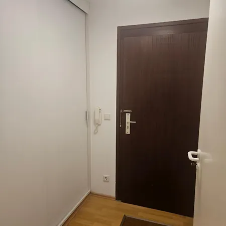 Luxury Airport Nbg Apartment *